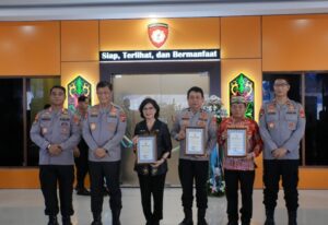 Bupati Kapuas Terima Penghargaan Kapolda Kalteng, Dukungan Renovasi Mako Ditsamapta Diapresiasi